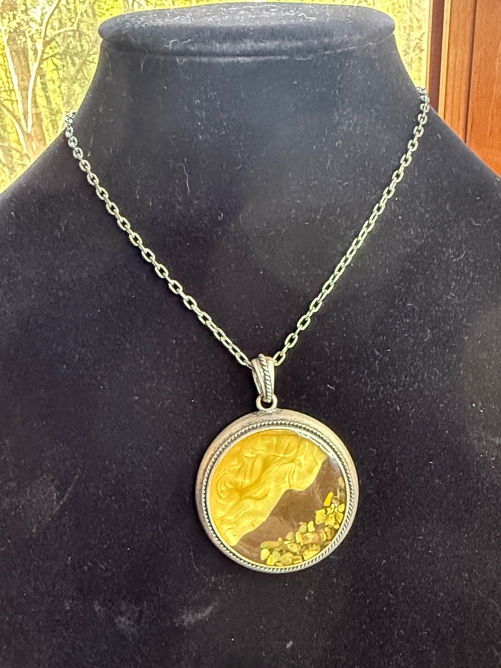 *Kenneth Cole KC Necklace Vintage Gold Tone Resin Stone Gold Flake Hammered